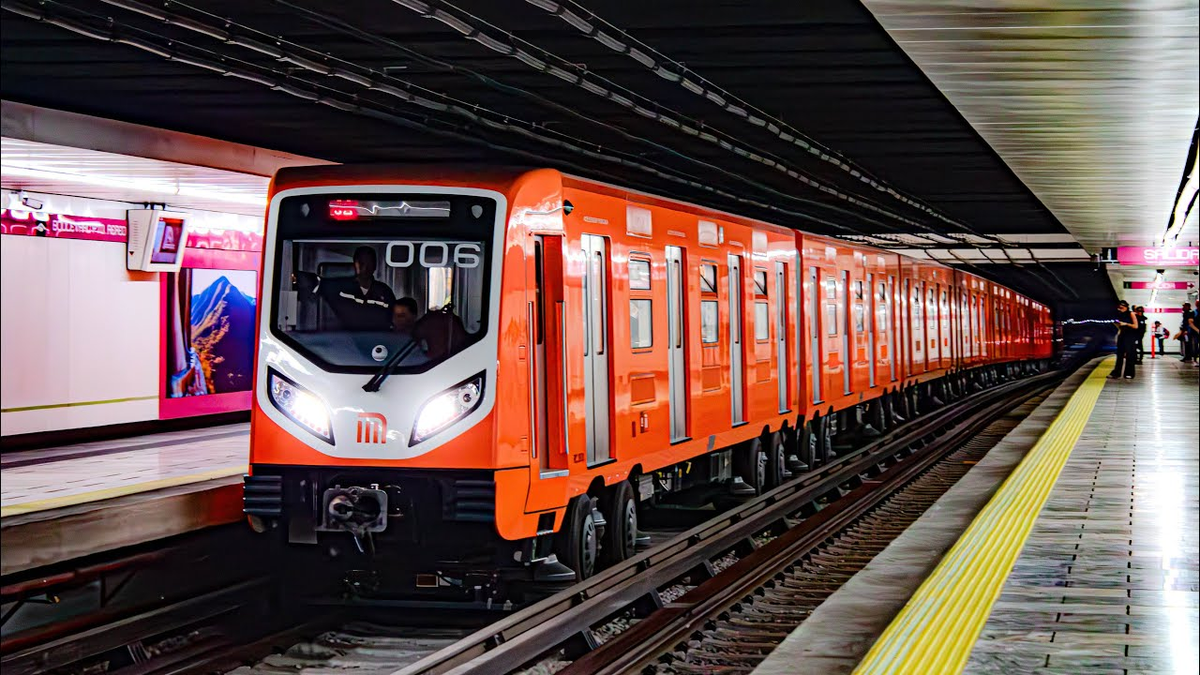 Metro NM-22 train entering Boulevard Puerto Aéreo station