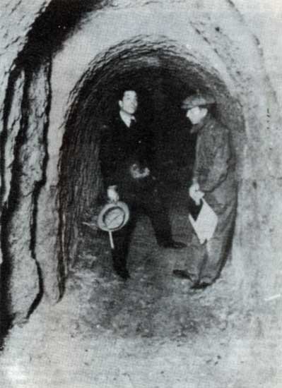 Colonial tunnel under Manzana de las Luces in Buenos Aires with Héctor Greslebin inside, 1920