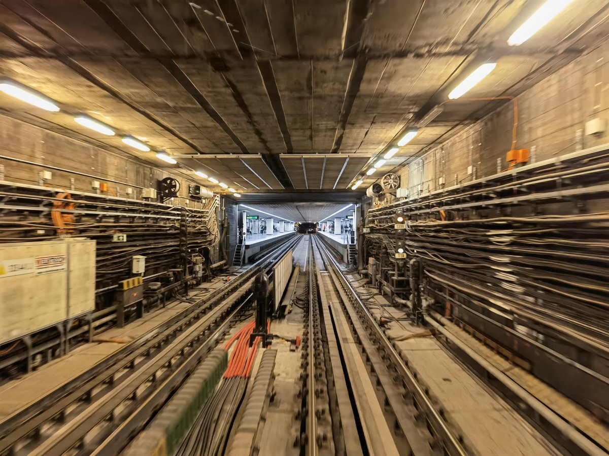Budapest Göncz Árpád városközpont M3 metro station platform
