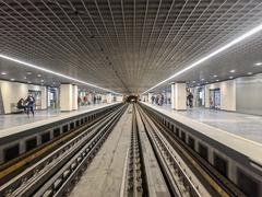 Budapest Göncz Árpád városközpont M3 metro station platform with train