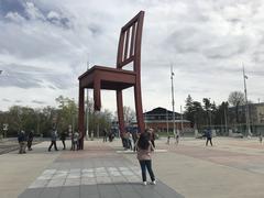 Broken Chair sculpture by Daniel Berset in Geneva