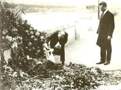 Bruno Buozzi paying tribute to Giacomo Matteotti at Lungotevere Arnaldo da Brescia, Rome, June 13, 1924