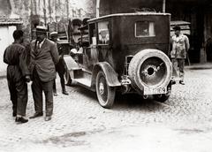 People on street discussing the murder of socialist leader Matteotti by fascists in 1924 Italy