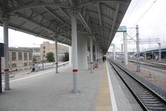 Shosse Entuziastov MCC station platform with trains and passengers