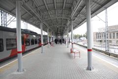 Shosse Entuziastov MCC station platform with passengers and trains