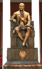 Bronze sculpture of José Hipólito de Unanue Pavón in the courtyard of the Faculty of Medicine at Universidad Nacional Mayor de San Marcos