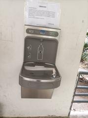 Educational drinking fountain with Dutch and English text