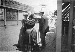 President Carlos Pellegrini with his wife on a wooden boardwalk in Mar del Plata