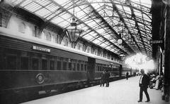 Senator Carlos Pellegrini about to board a train at Constitución station in Buenos Aires, 1900