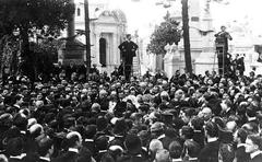 President José F. Alcorta delivering a speech at Carlos Pellegrini's funeral in 1906