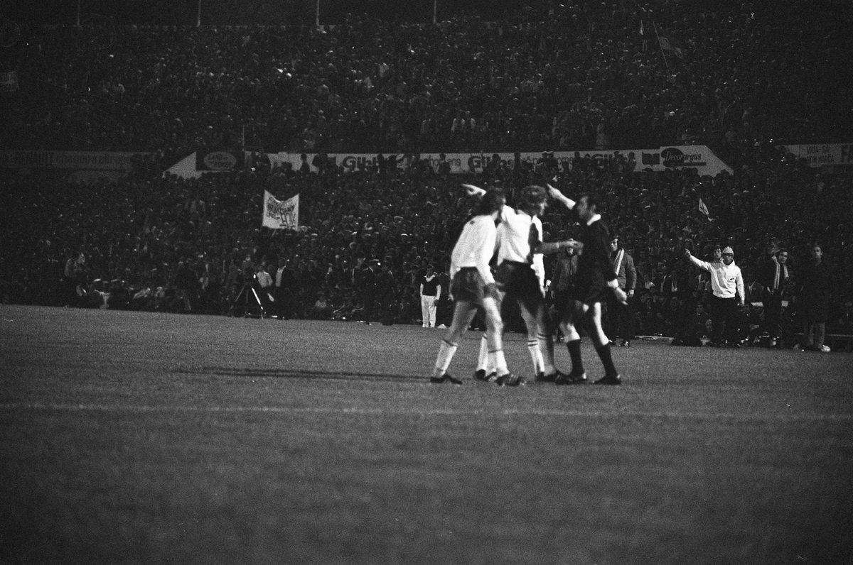 Referee Norman Burtenshaw discussing with Ajax football players during the 1972 European Cup semi-final match Benfica vs Ajax in Lisbon