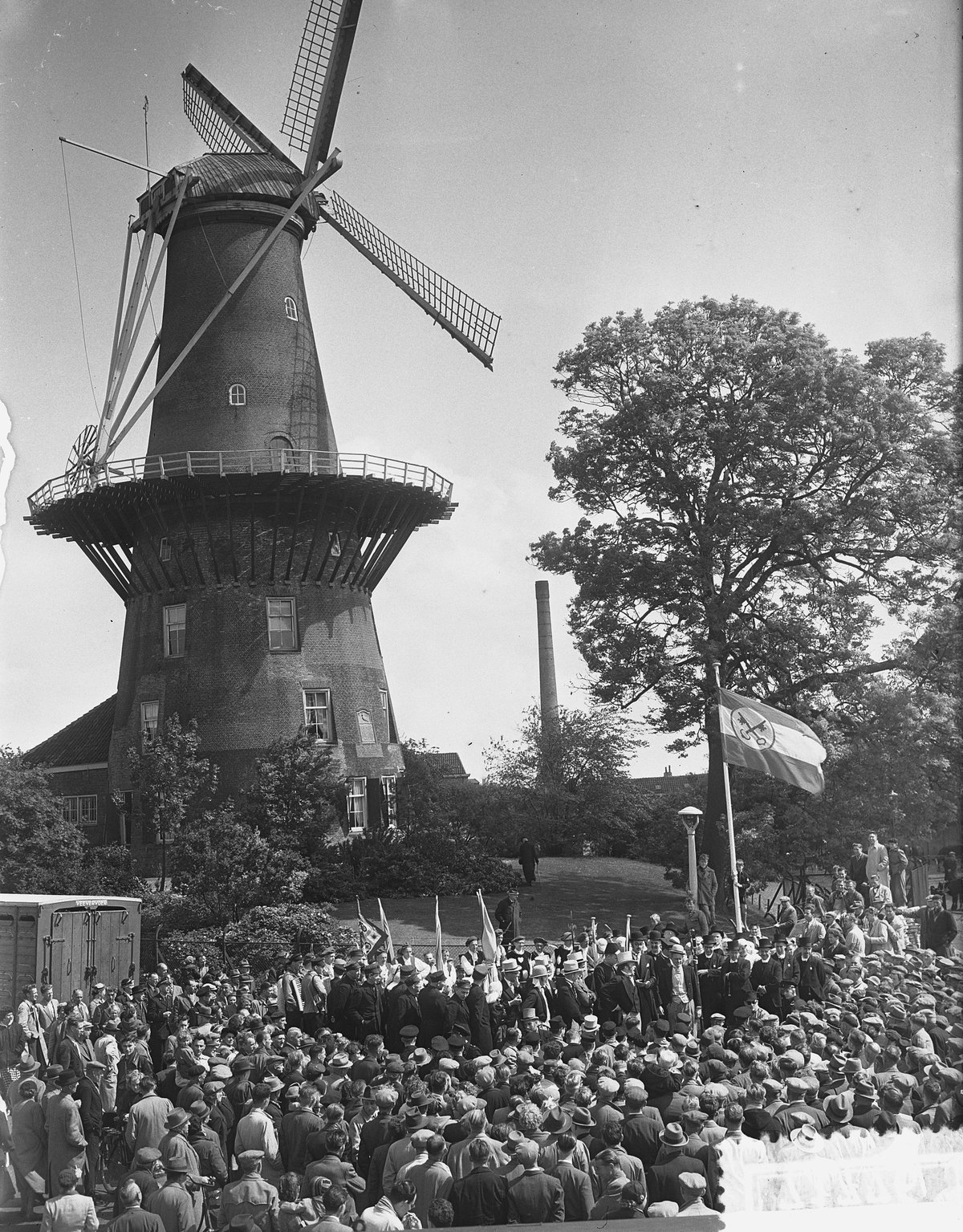 Folkloristic demonstration at Leidse Veemarkt near De Valk windmill with students in traditional attire celebrating student event