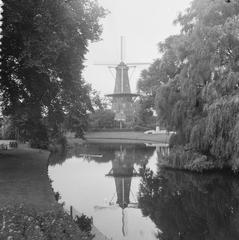 View of the windmill De Valk and flower parade Kinderbloemencorso from Rijsburgersingel in Leiden, 1958