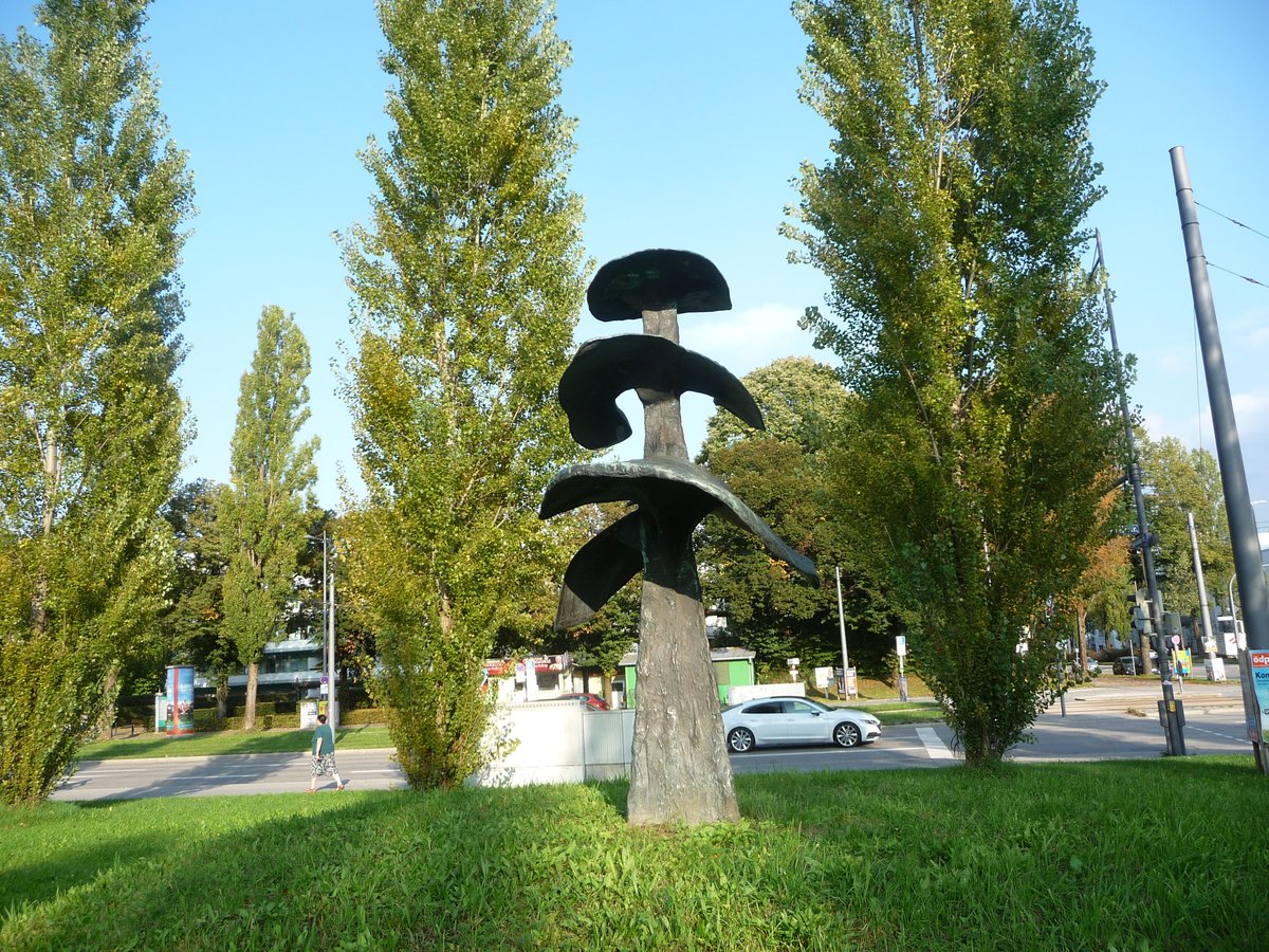 Baum-Brunnen sculpture by Roland Friederichsen in München-Bogenhausen