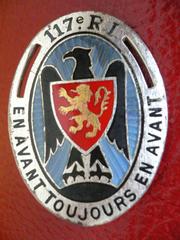 Insigne régimentaire du 117e régiment d'infanterie de ligne sur fond blanc