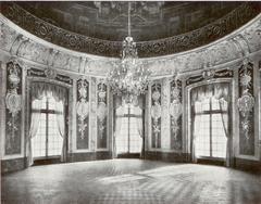 Interior view of Frankfurt Palais Thurn und Taxis Kuppelsaal with ornate ceiling and elegant chandeliers