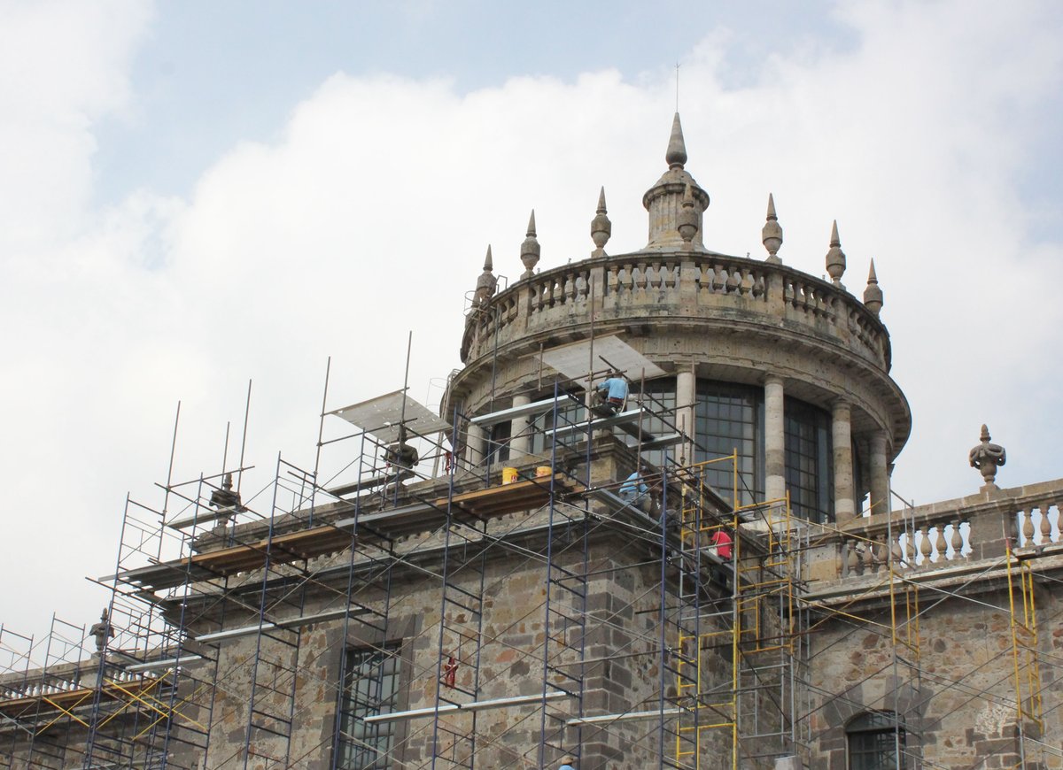 Guadalajara Cabanas construction site with workers and scaffolding in July 2015