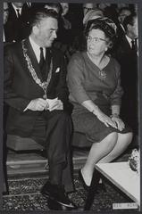 Black and white photo of Queen Juliana and Mayor Victor Marijnen visiting a congress at the Circustheater in Scheveningen, The Hague, 1968