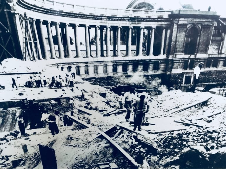 1904 demolition of the single Triumphal Arch at Parc du Cinquantenaire in Brussels using explosives