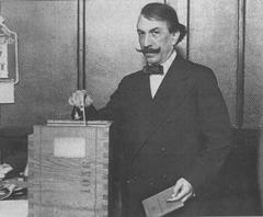 Alfredo Palacios voting in 1931