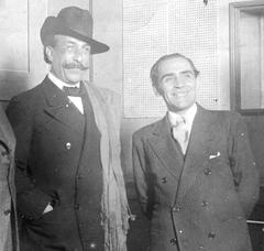 Alfredo Palacios and group of men in Radio Argentina studio during Diálogos Radiotelefónicos program