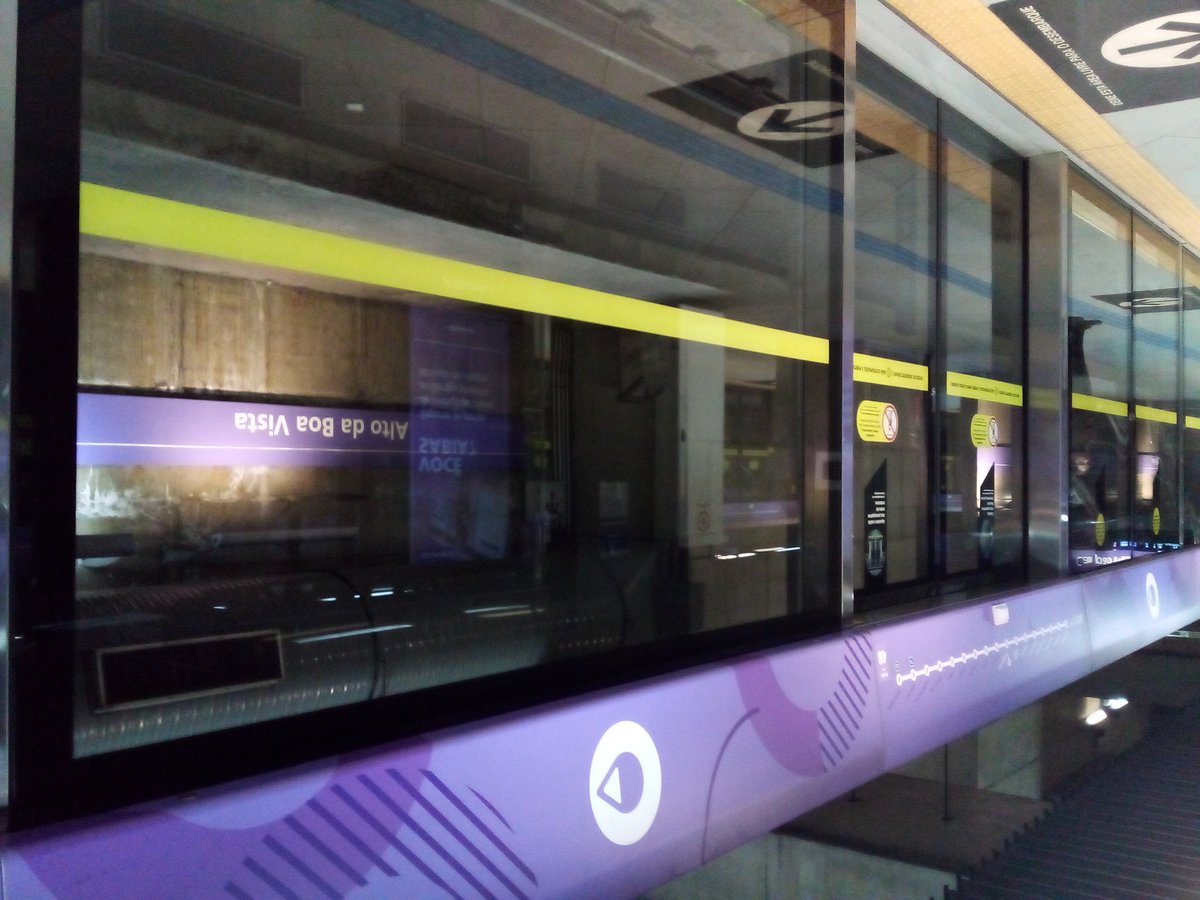 Platform doors and signboard at Alto da Boa Vista Station