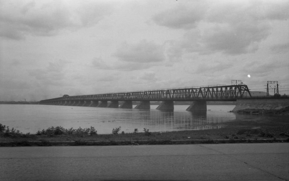 Victoria Bridge connecting Montreal and Saint-Lambert over a river