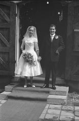 Black and white photo of the wedding of ballet couple John Taylor at Engelse Kerk aan het Begijnhof, Amsterdam in 1961
