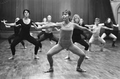 Black and white photo of a motion class on beat and jazz rhythms conducted by Henk Le Clerq at Felix Meritis, Amsterdam, 1967