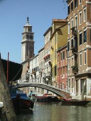 Ponte dei Pugni bridge over Rio de San Barnaba canal in Venice