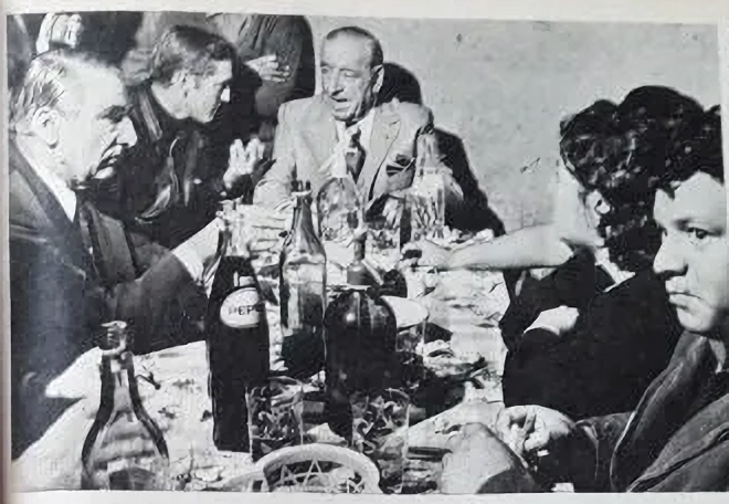 Raúl Lastiri, Héctor Cámpora and Father Carlos Mugica eating asado in a villa