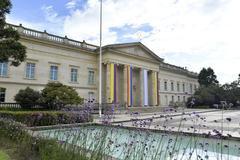 Pride flag and crowd celebrating Día LGBTIQ+ event at Casa de Nariño