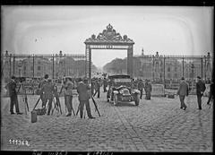 Crowds and parliamentary members arriving by car at the Château de Versailles in France on August 10, 1926