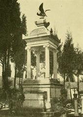 Tumba de Rafael Uribe Uribe en Bogotá vista en fotografía histórica del Libro Azul de Colombia, 1918