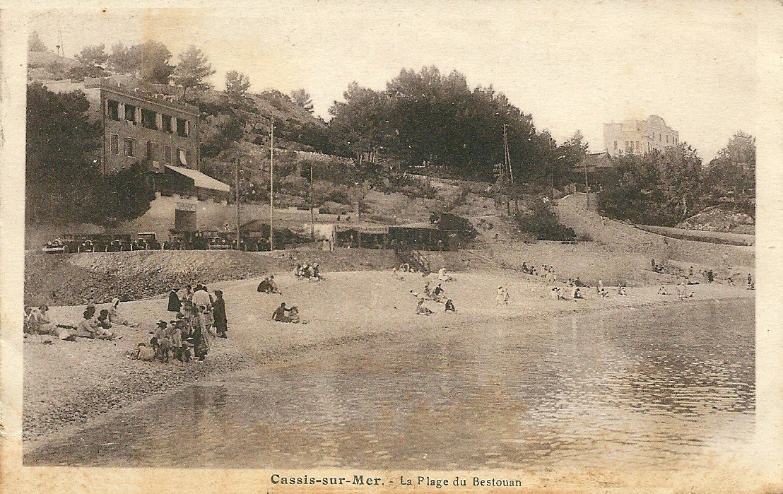 Vintage black and white photo of La plage du Bestouan beach in Cassis-sur-Mer before 1935