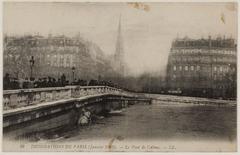 Historic black and white postcard of the 1910 Paris floods showing the flooded Pont de l'Alma with partially submerged boats and streetlights