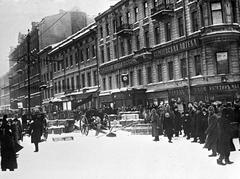 Cannons on Liteiny Prospekt covering the avenue and bridge named Liteiny, March 1917