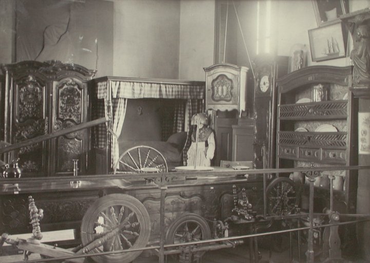 Photograph of a traditional Breton room interior of Haute-Bretagne recreated in 1911 at the Musée Archéologique de Rennes