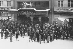 Crowd outside Göta Lejon theater in Stockholm during the screening of Hemliga Svensson in 1930