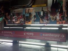 Passengers unboarding train at Sé Station Line 3