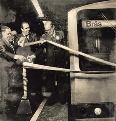 Mayor Olavo Setúbal and Governor Paulo Egydio Martins cutting the ribbon at the inauguration of the Sé-Brás section of São Paulo Metro's East-West Line in 1979