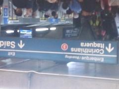 Sé station Blue Line Line 1 unboarding area crowded with passengers