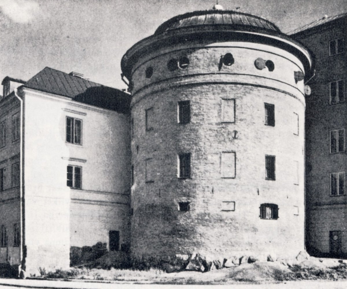 Birger Jarls Tower in Stockholm with worn-down plaster during winter 1953-54
