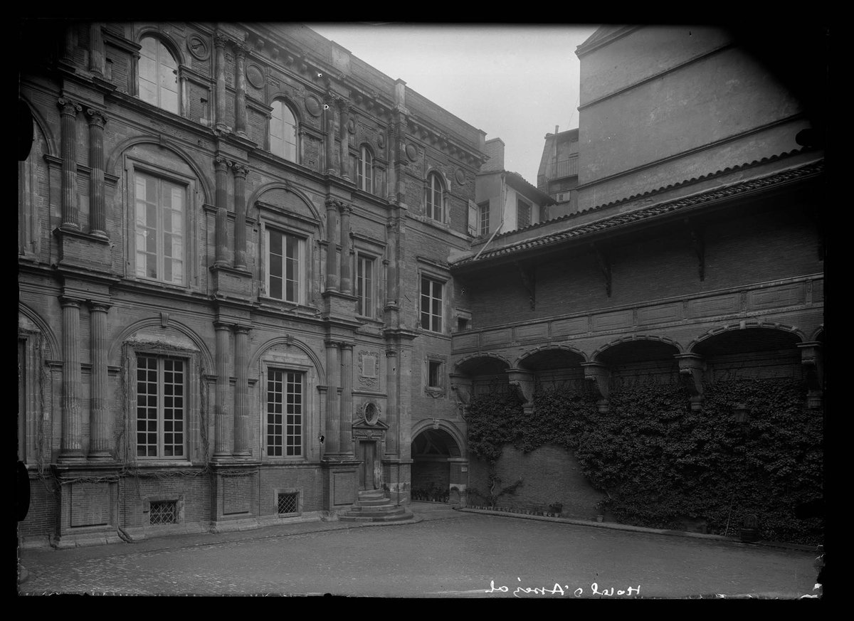 Interior courtyard of the Hôtel d'Assézat showing the north wing and east gallery on consoles