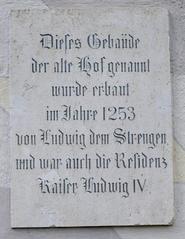 Commemorative plaque in the courtyard of Alter Hof in Munich below the Affenturm