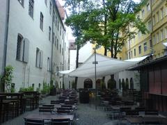 Vinorant Freischankfläche at Alter Hof München with outdoor seating and historic buildings