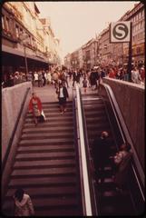 Underground station arrivals and departures with multiple escalators
