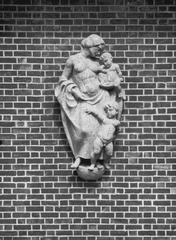 Sculptural figures at Säuglingsheim infant home building