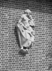Sculpture figures at Säuglingsheim infant home building