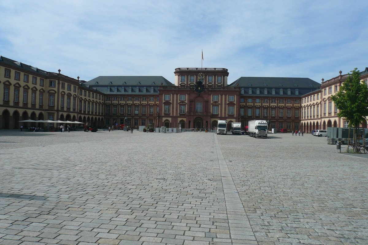 Construction work in the Ehrenhof courtyard of Mannheim Palace, home to the University of Mannheim